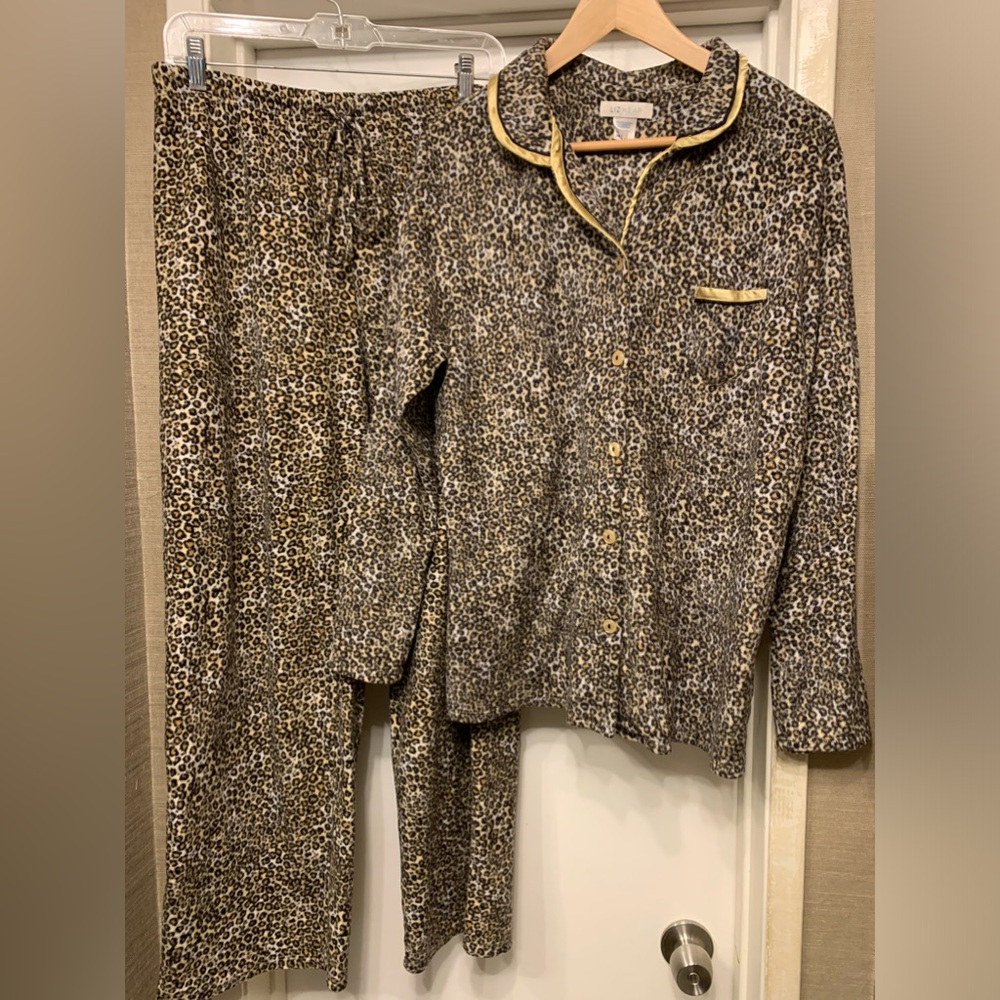 🦁✨ Feline Fabulous in LizWear Leopard Print Pajama Set! ✨🦁